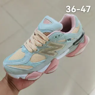 New Balance Zapatillas chunky de color azul y rosa con upper de suede y mesh en capas y construcción asimétrica de jaula