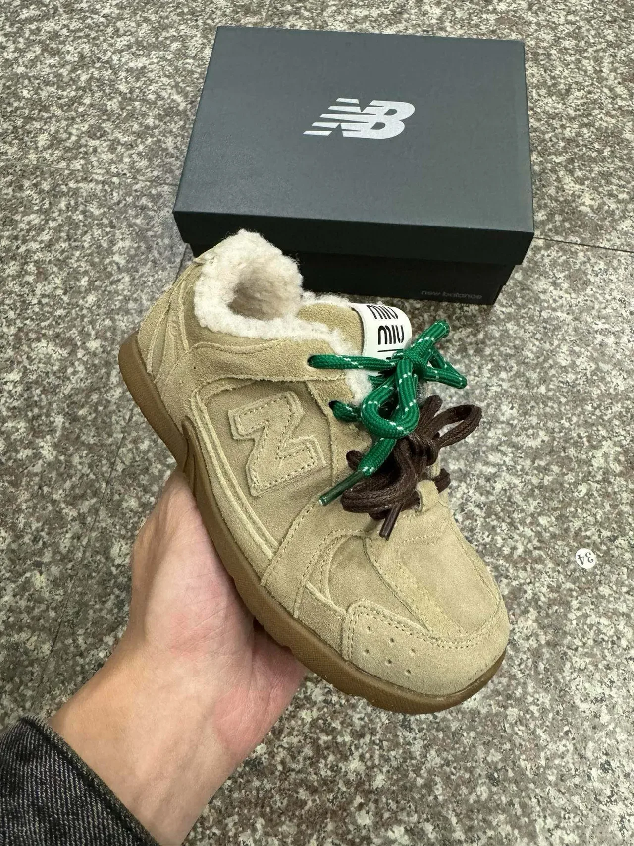 New Balance Chaussures Lifestyle Marron Beige en daim supérieur avec col doublé en peau de mouton 4
