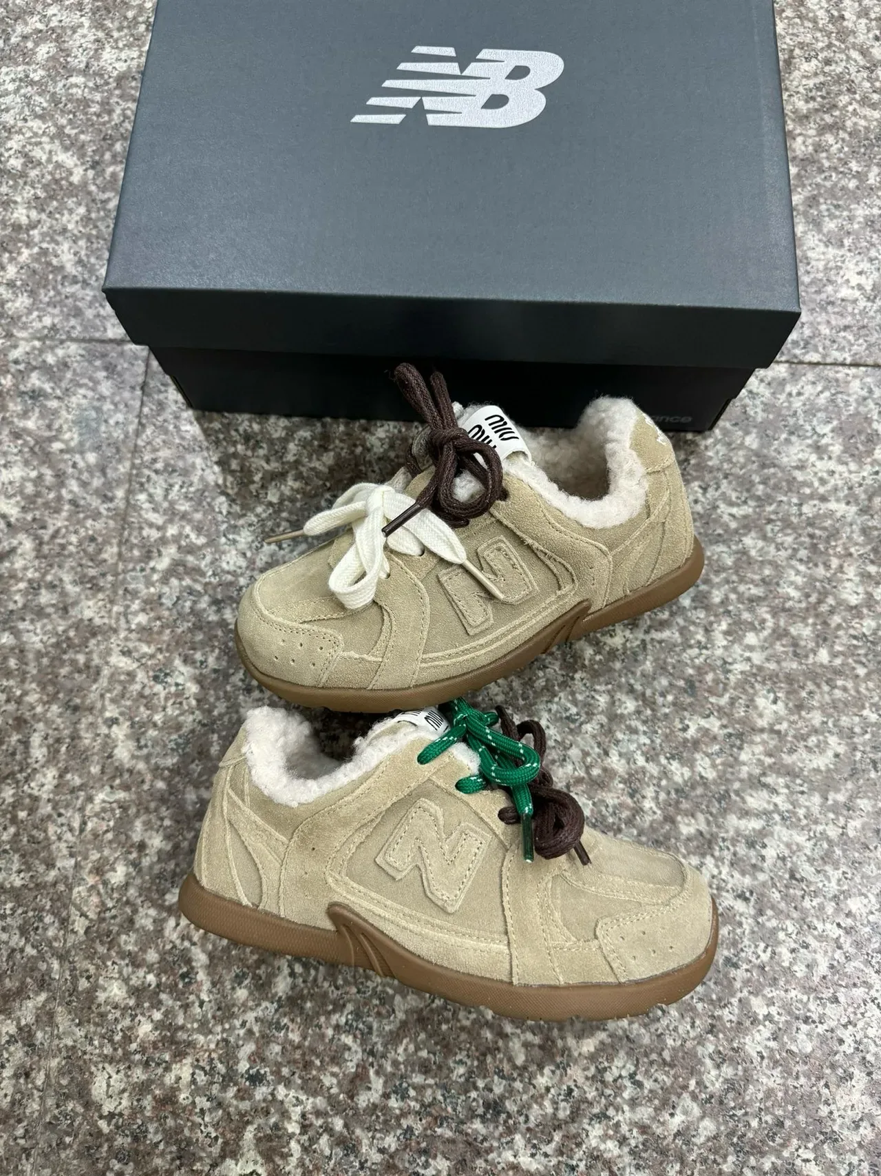 New Balance Chaussures Lifestyle Marron Beige en daim supérieur avec col doublé en peau de mouton 5