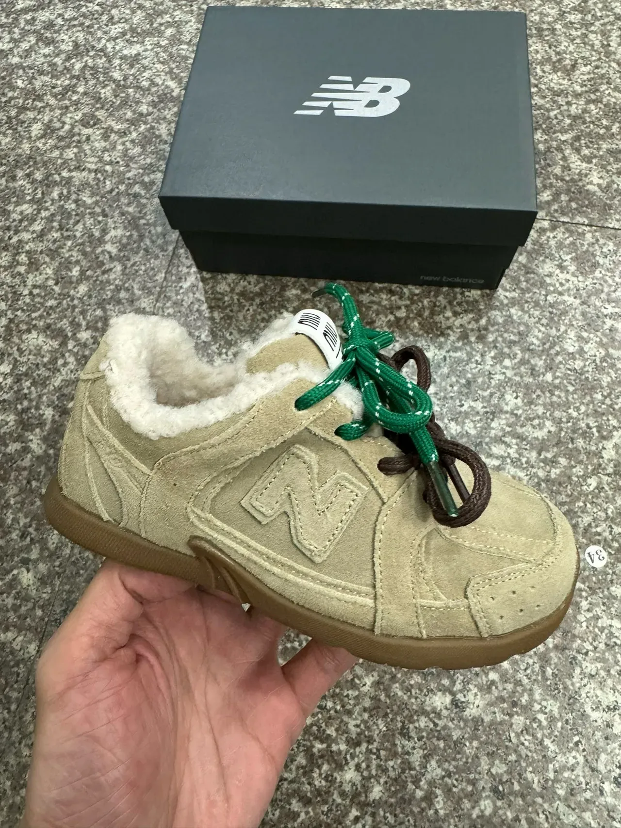 New Balance Chaussures Lifestyle Marron Beige en daim supérieur avec col doublé en peau de mouton 9