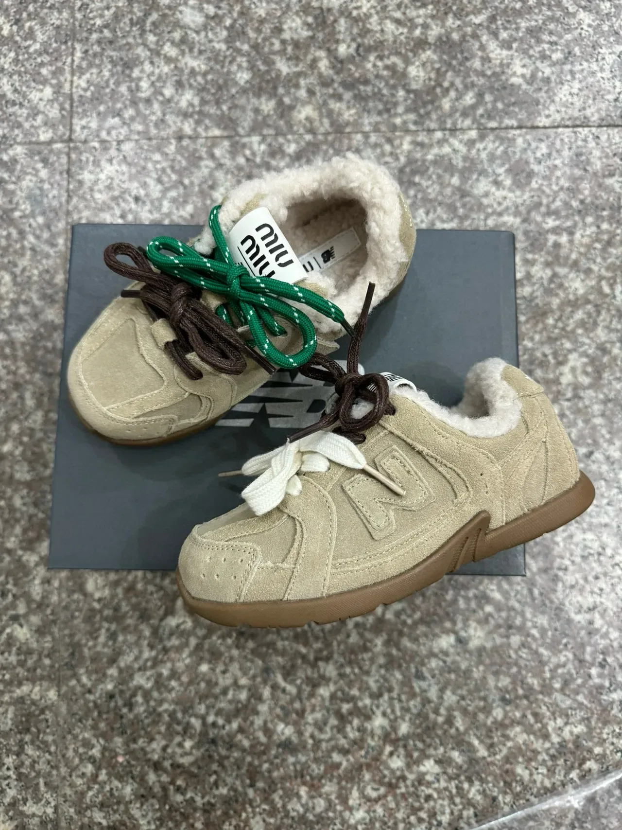 New Balance Chaussures Lifestyle Marron Beige en daim supérieur avec col doublé en peau de mouton 10