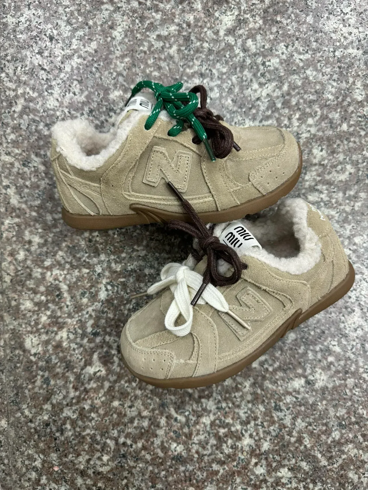 New Balance Chaussures Lifestyle Marron Beige en daim supérieur avec col doublé en peau de mouton 11
