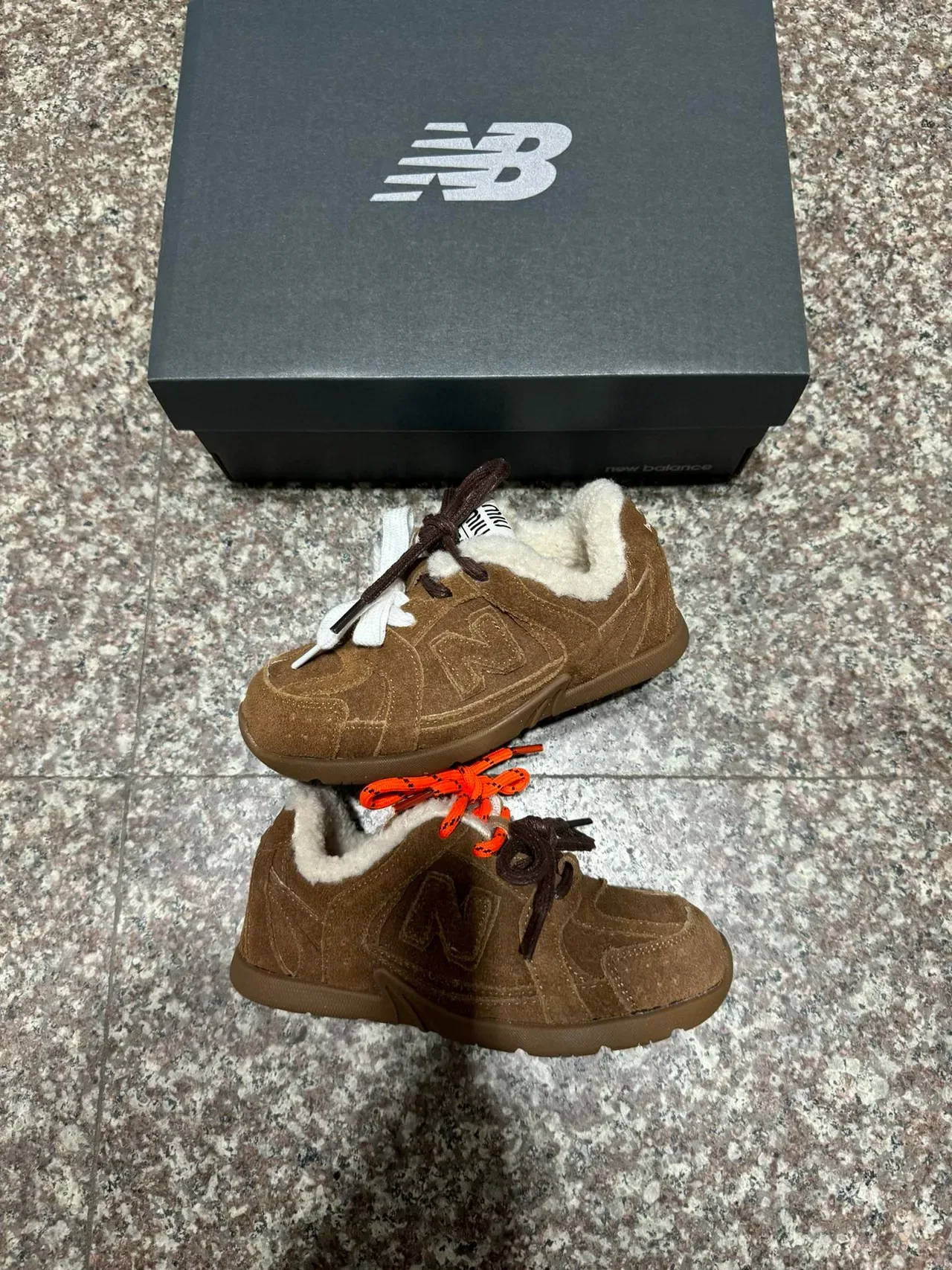 New Balance Chaussures Lifestyle Marron Beige en daim supérieur avec col doublé en peau de mouton 15