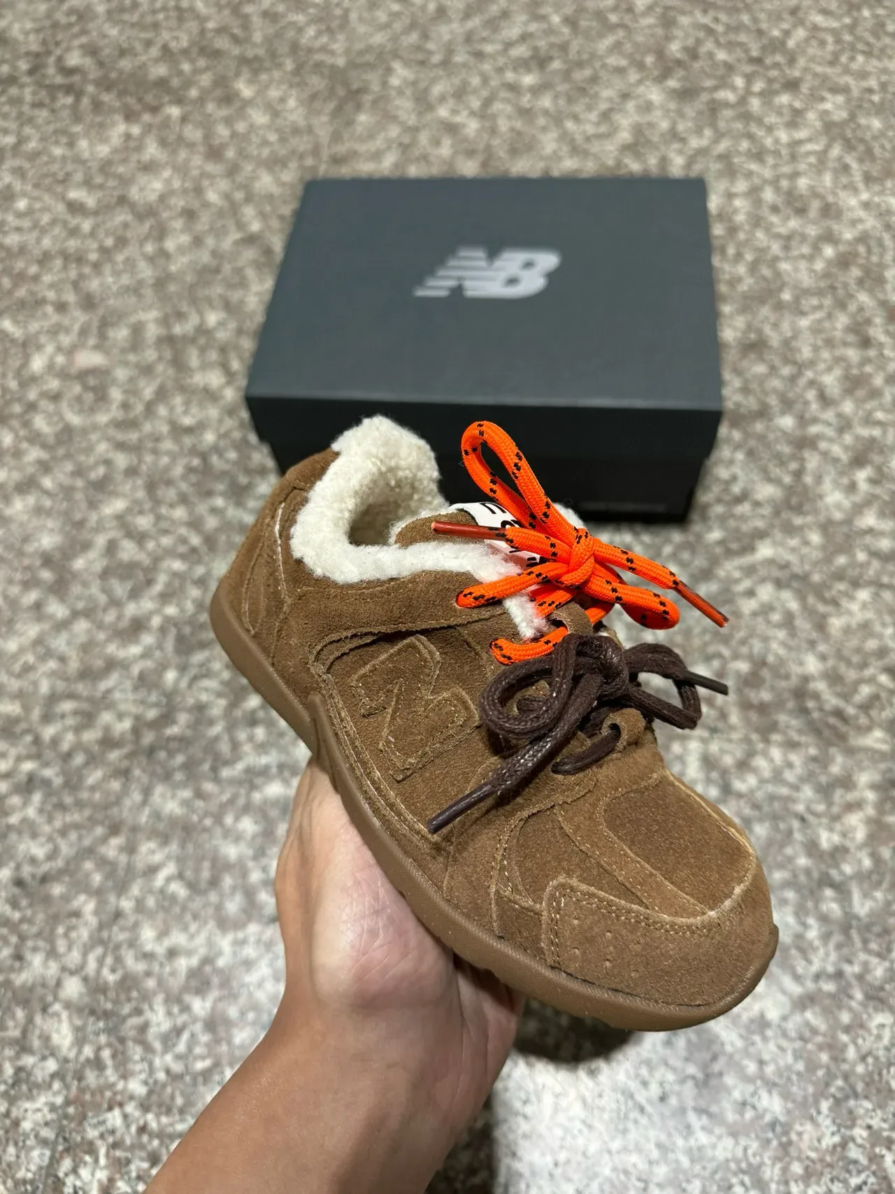 New Balance Chaussures Lifestyle Marron Beige en daim supérieur avec col doublé en peau de mouton 16