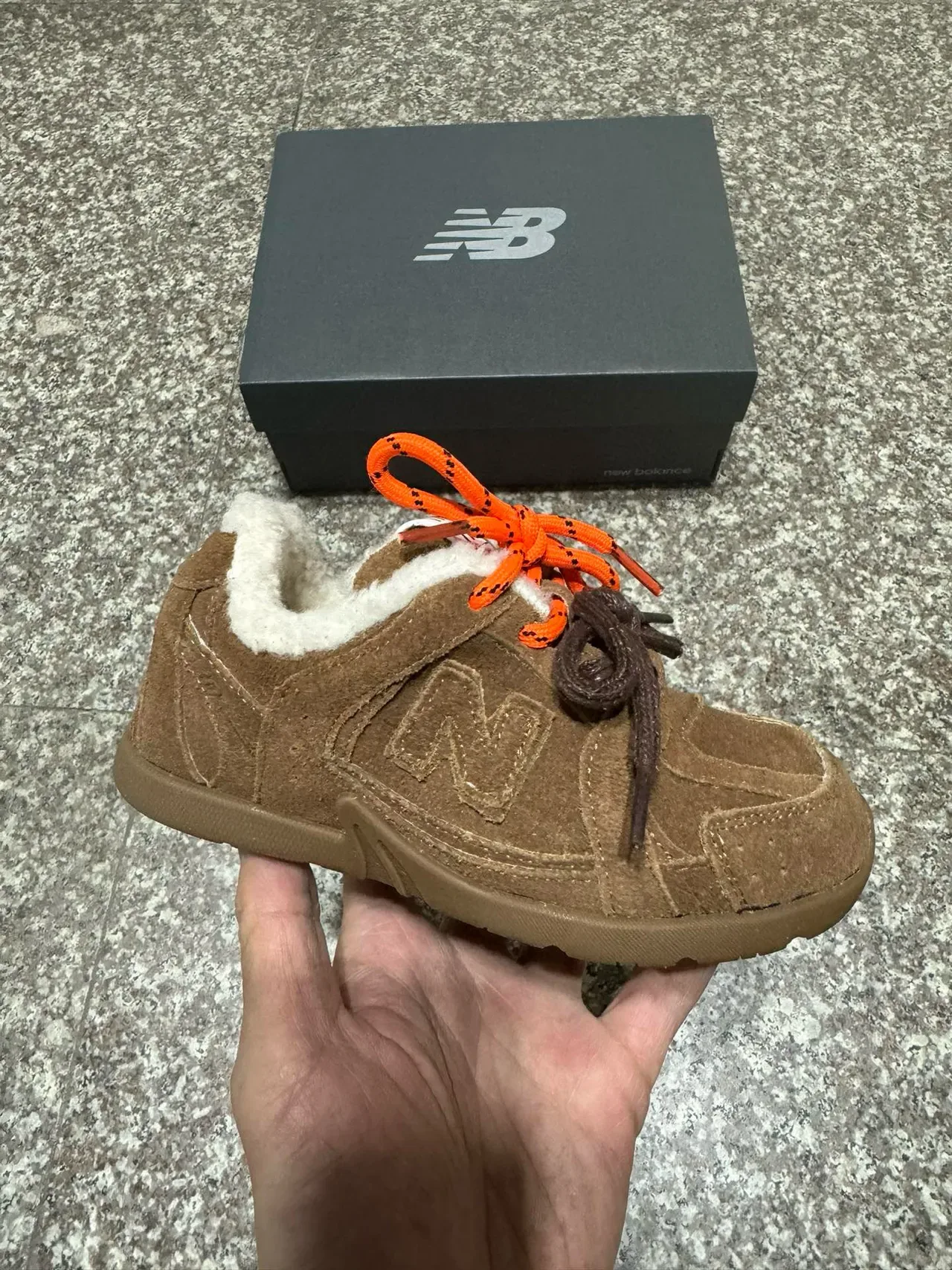 New Balance Chaussures Lifestyle Marron Beige en daim supérieur avec col doublé en peau de mouton 17