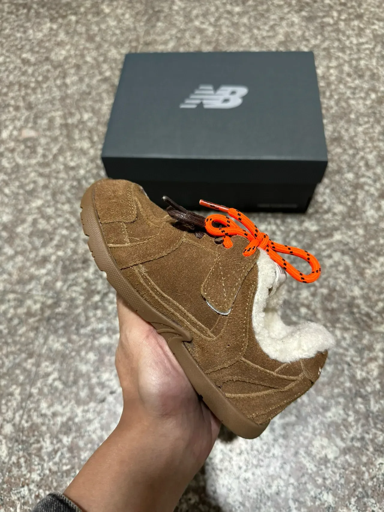 New Balance Chaussures Lifestyle Marron Beige en daim supérieur avec col doublé en peau de mouton 18