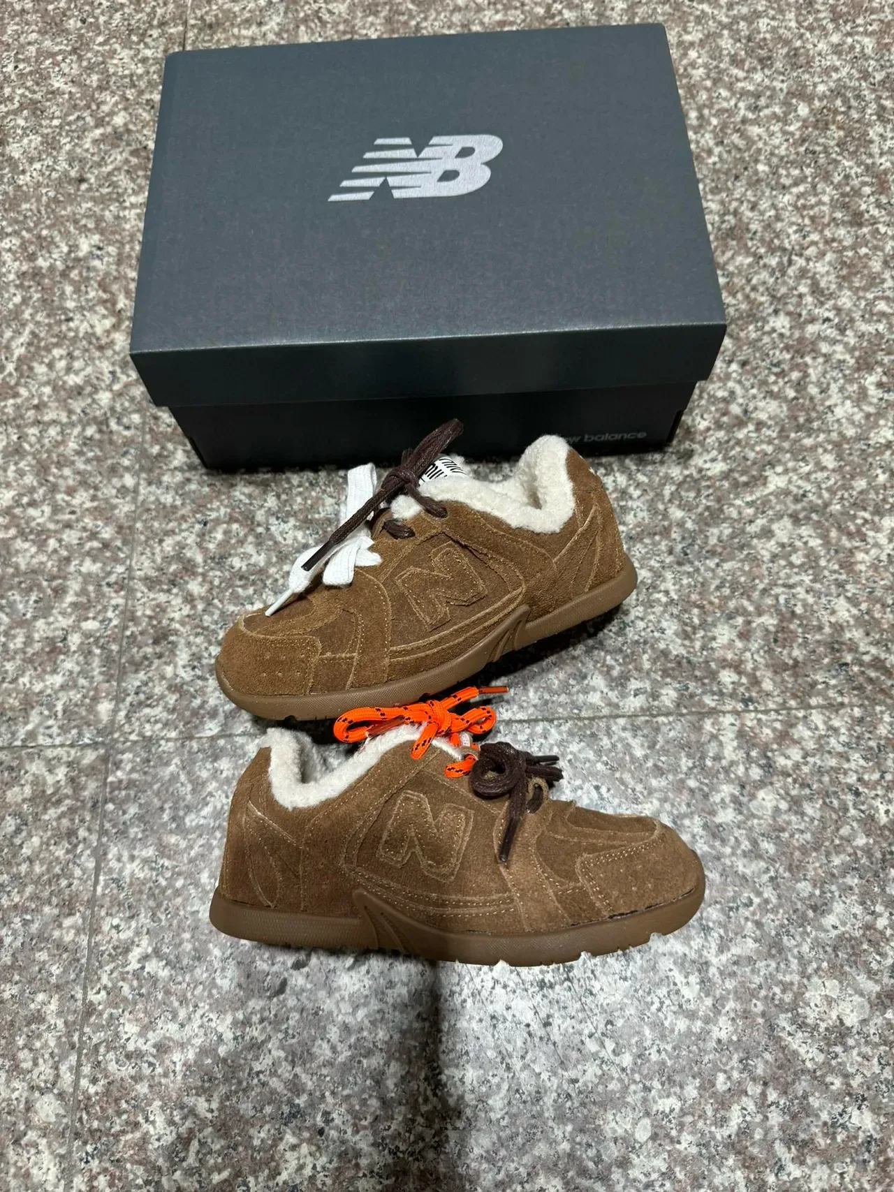 New Balance Chaussures Lifestyle Marron Beige en daim supérieur avec col doublé en peau de mouton 19