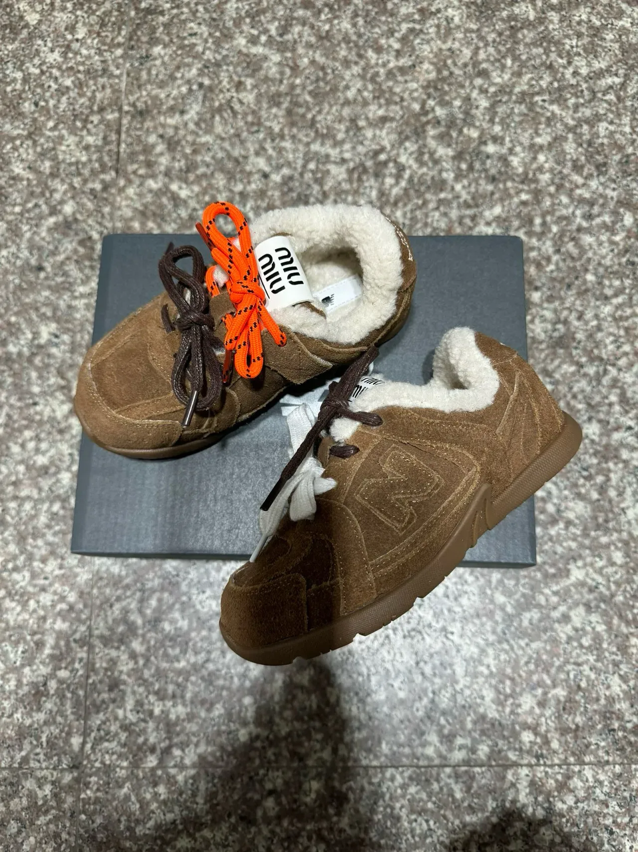 New Balance Chaussures Lifestyle Marron Beige en daim supérieur avec col doublé en peau de mouton 21