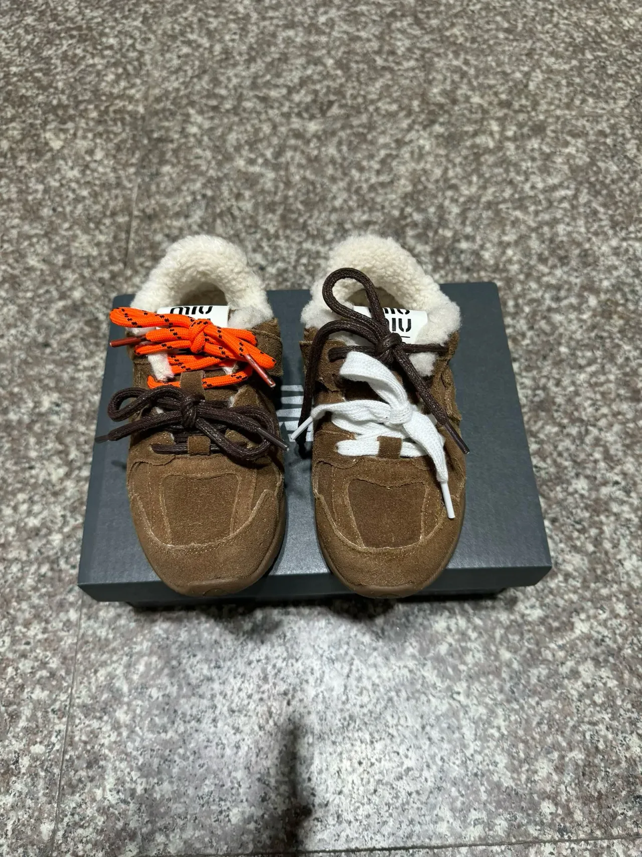 New Balance Chaussures Lifestyle Marron Beige en daim supérieur avec col doublé en peau de mouton 22