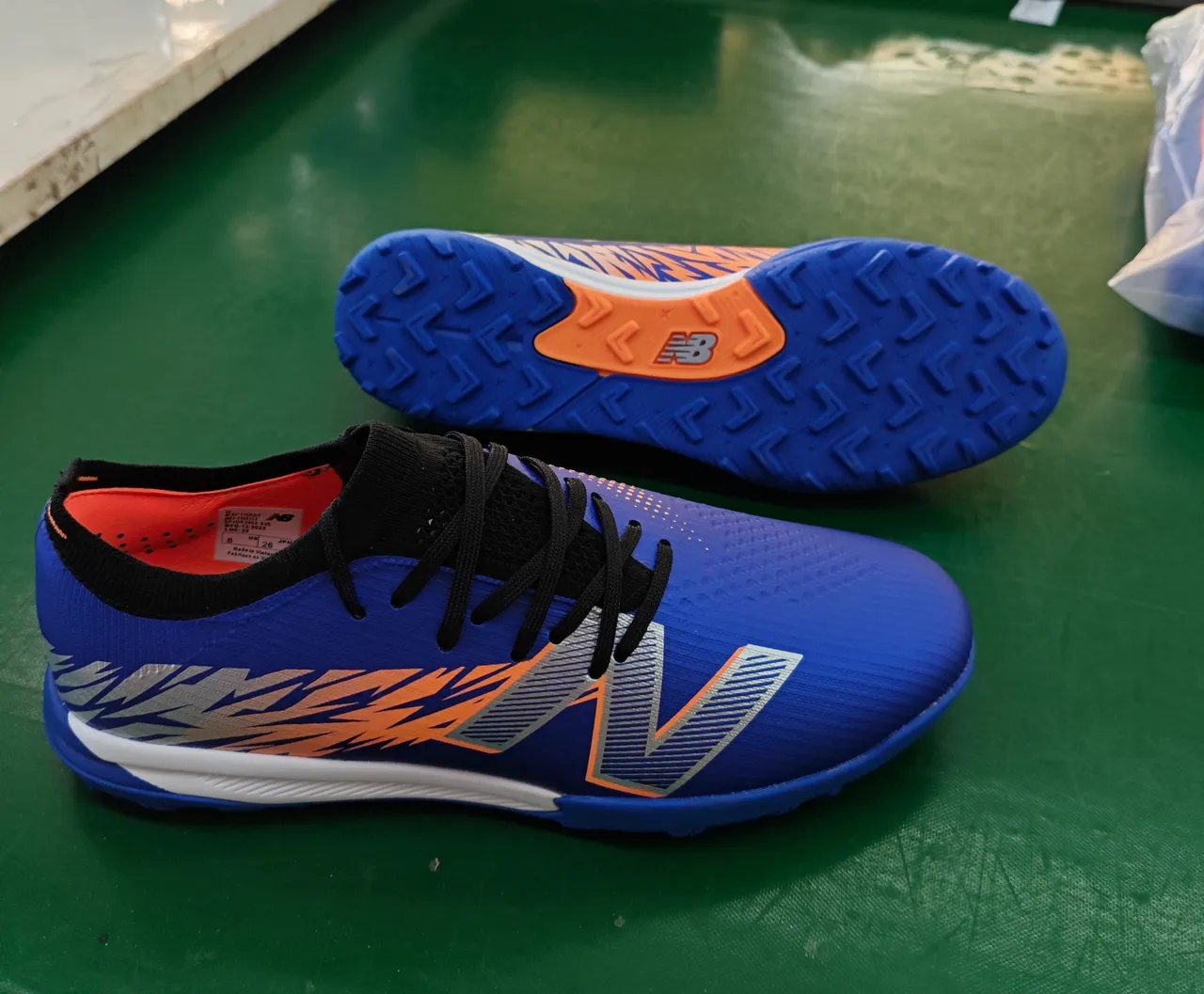 New Balance Furon أزرق برتقالي علوية اصطناعية منخفضة الكعب الكاحل أحذية كرة قدم للعشب الاصطناعي 11