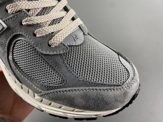 New Balance Tênis Lifestyle Cinza Bege de Suede e Malha com Amortecimento Visível ABZORB no Calcanhar 2
