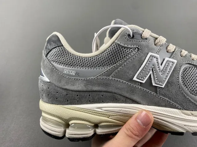 New Balance Tênis Lifestyle Cinza Bege de Suede e Malha com Amortecimento Visível ABZORB no Calcanhar 3