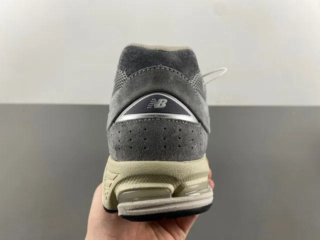 New Balance Tênis Lifestyle Cinza Bege de Suede e Malha com Amortecimento Visível ABZORB no Calcanhar 4