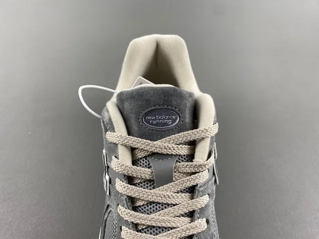 New Balance Tênis Lifestyle Cinza Bege de Suede e Malha com Amortecimento Visível ABZORB no Calcanhar 6