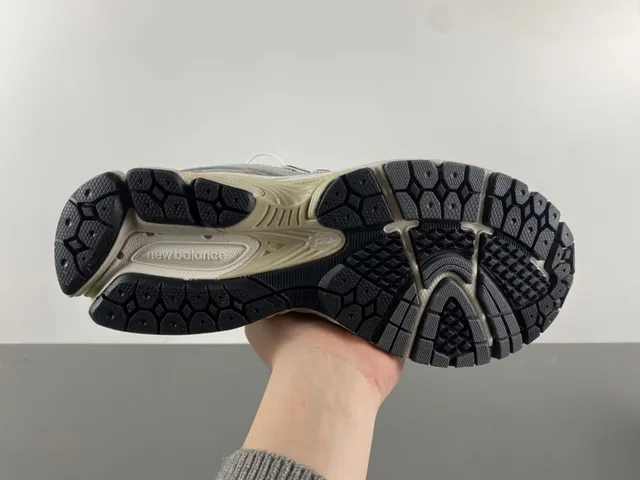 New Balance Tênis Lifestyle Cinza Bege de Suede e Malha com Amortecimento Visível ABZORB no Calcanhar 7