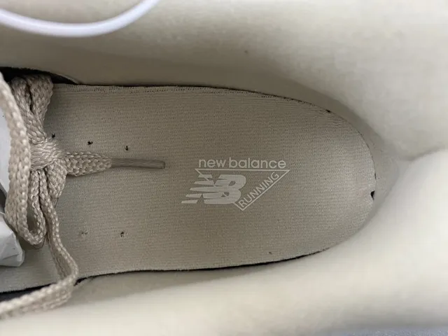 New Balance Tênis Lifestyle Cinza Bege de Suede e Malha com Amortecimento Visível ABZORB no Calcanhar 8