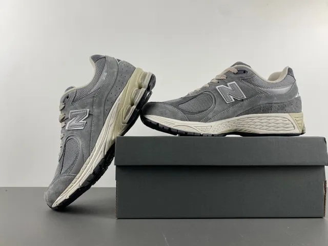 New Balance Tênis Lifestyle Cinza Bege de Suede e Malha com Amortecimento Visível ABZORB no Calcanhar 13
