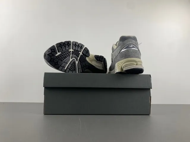 New Balance Tênis Lifestyle Cinza Bege de Suede e Malha com Amortecimento Visível ABZORB no Calcanhar 15