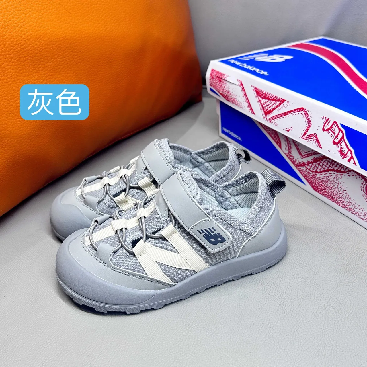 New Balance صنادل أطفال رمادي وأبيض كاجوال 2