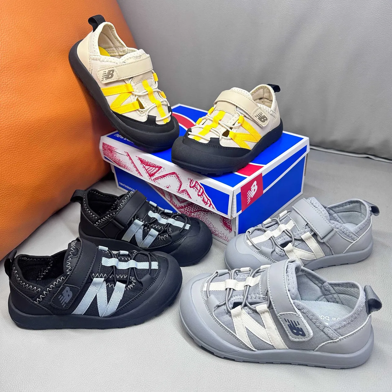 New Balance صنادل أطفال رمادي وأبيض كاجوال 3