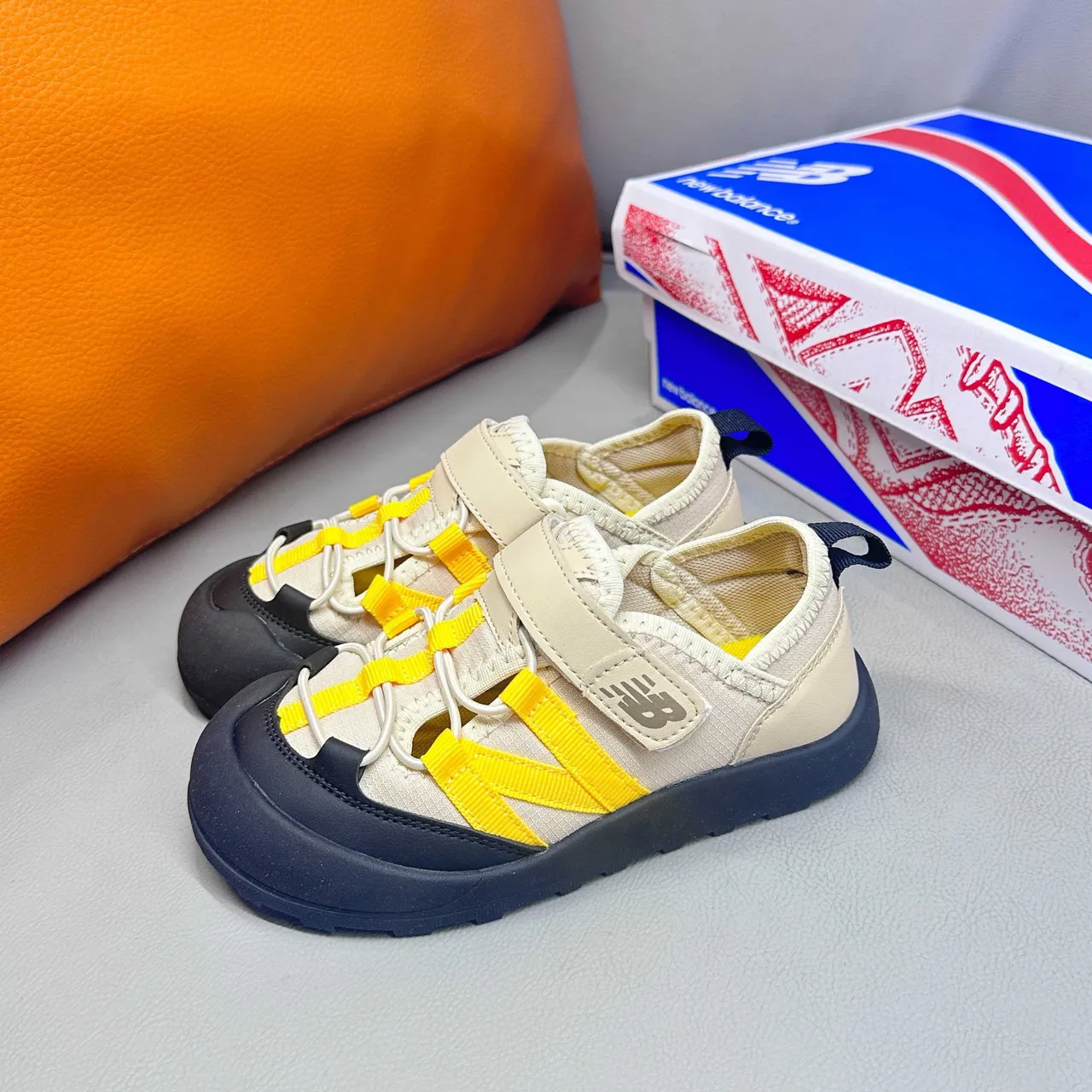 New Balance صنادل أطفال رمادي وأبيض كاجوال 4