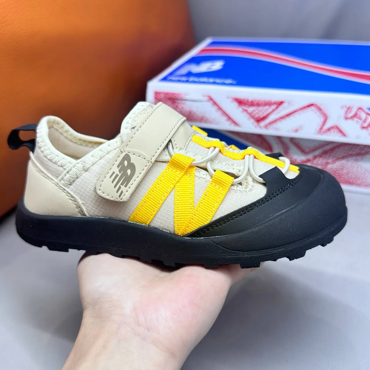 New Balance صنادل أطفال رمادي وأبيض كاجوال 5