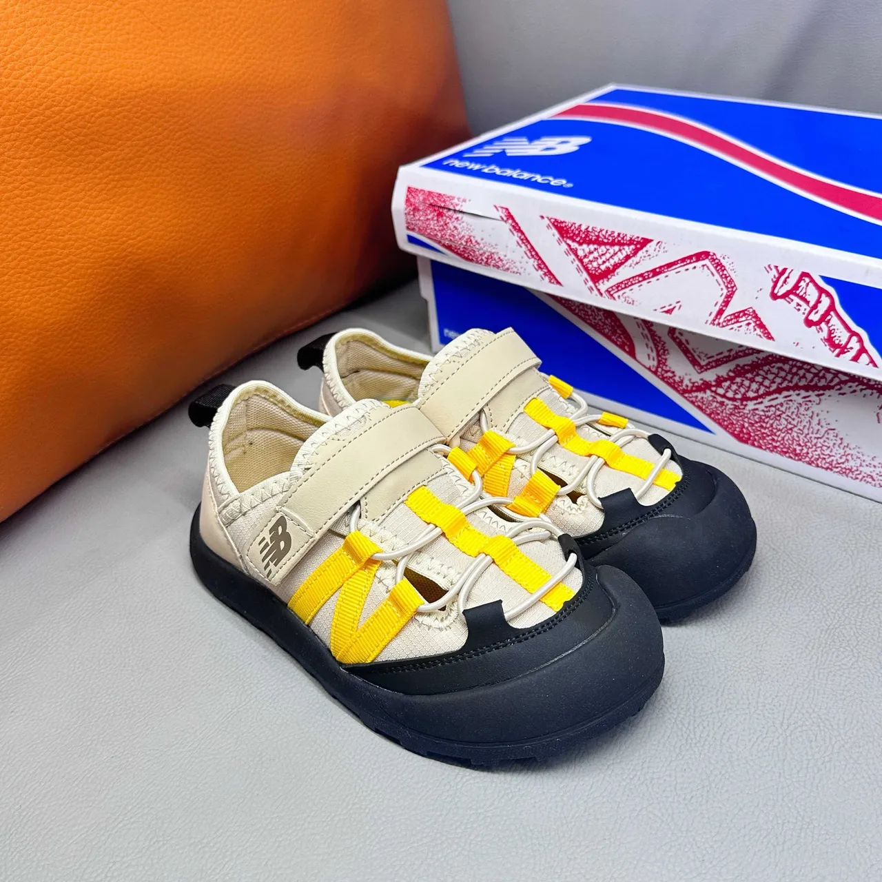 New Balance صنادل أطفال رمادي وأبيض كاجوال 6