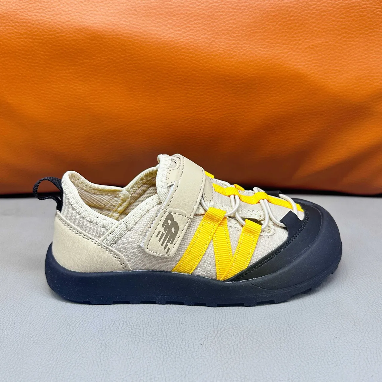 New Balance صنادل أطفال رمادي وأبيض كاجوال 7