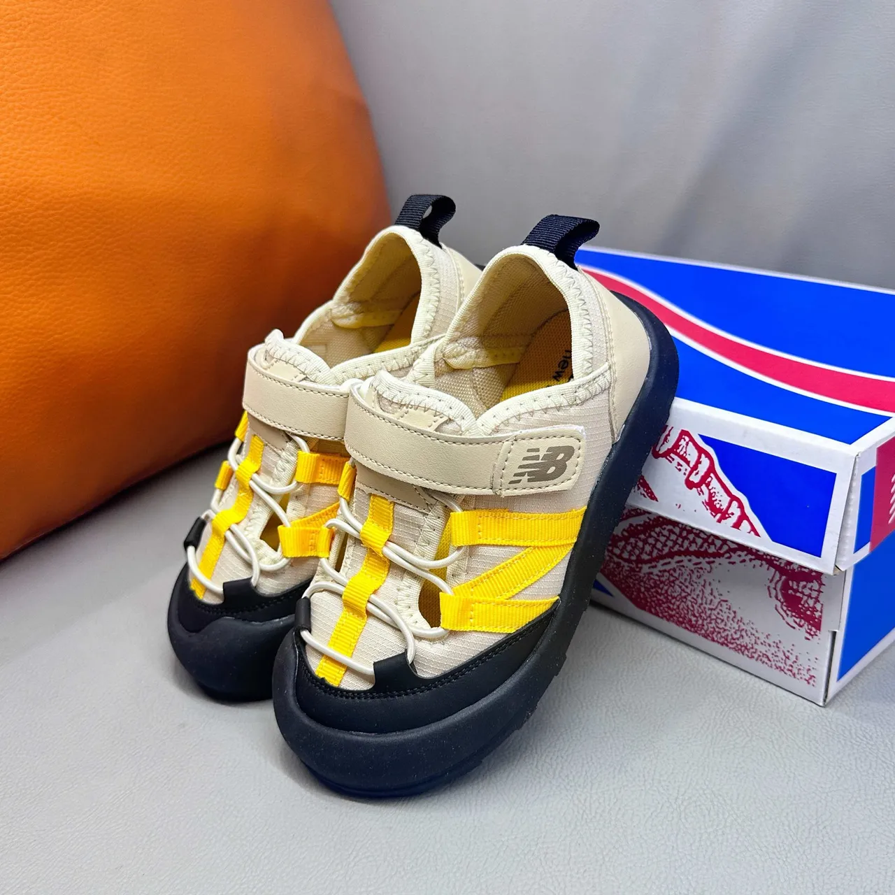 New Balance صنادل أطفال رمادي وأبيض كاجوال 8