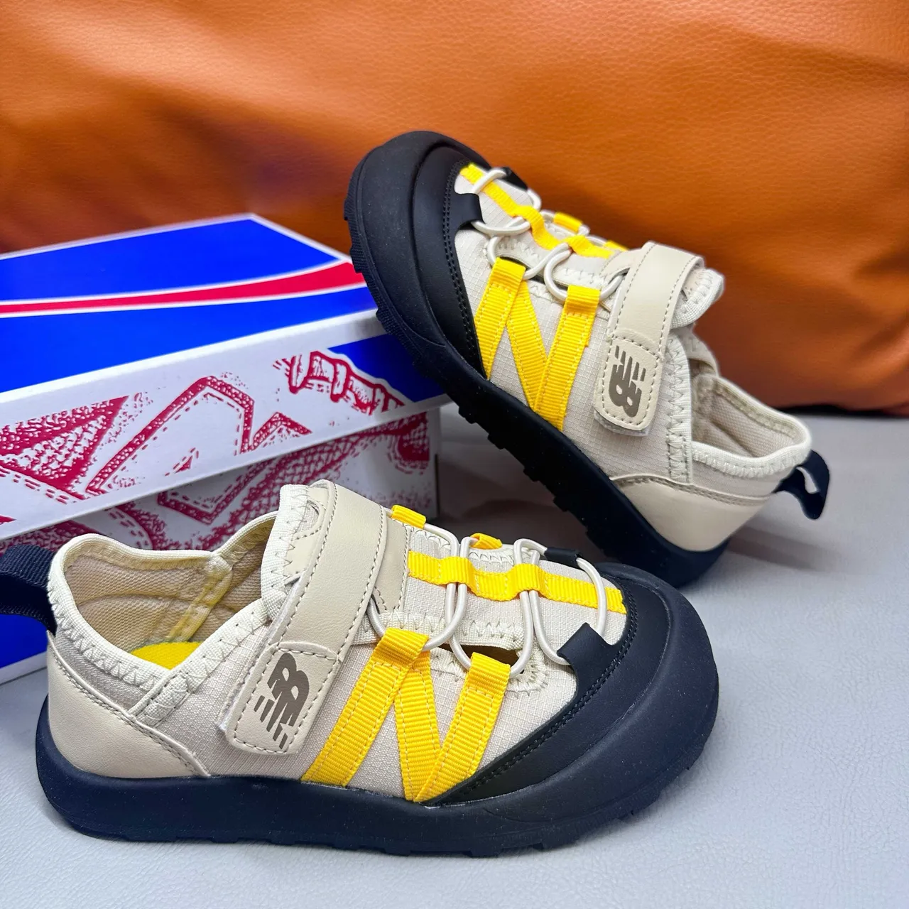 New Balance صنادل أطفال رمادي وأبيض كاجوال 9