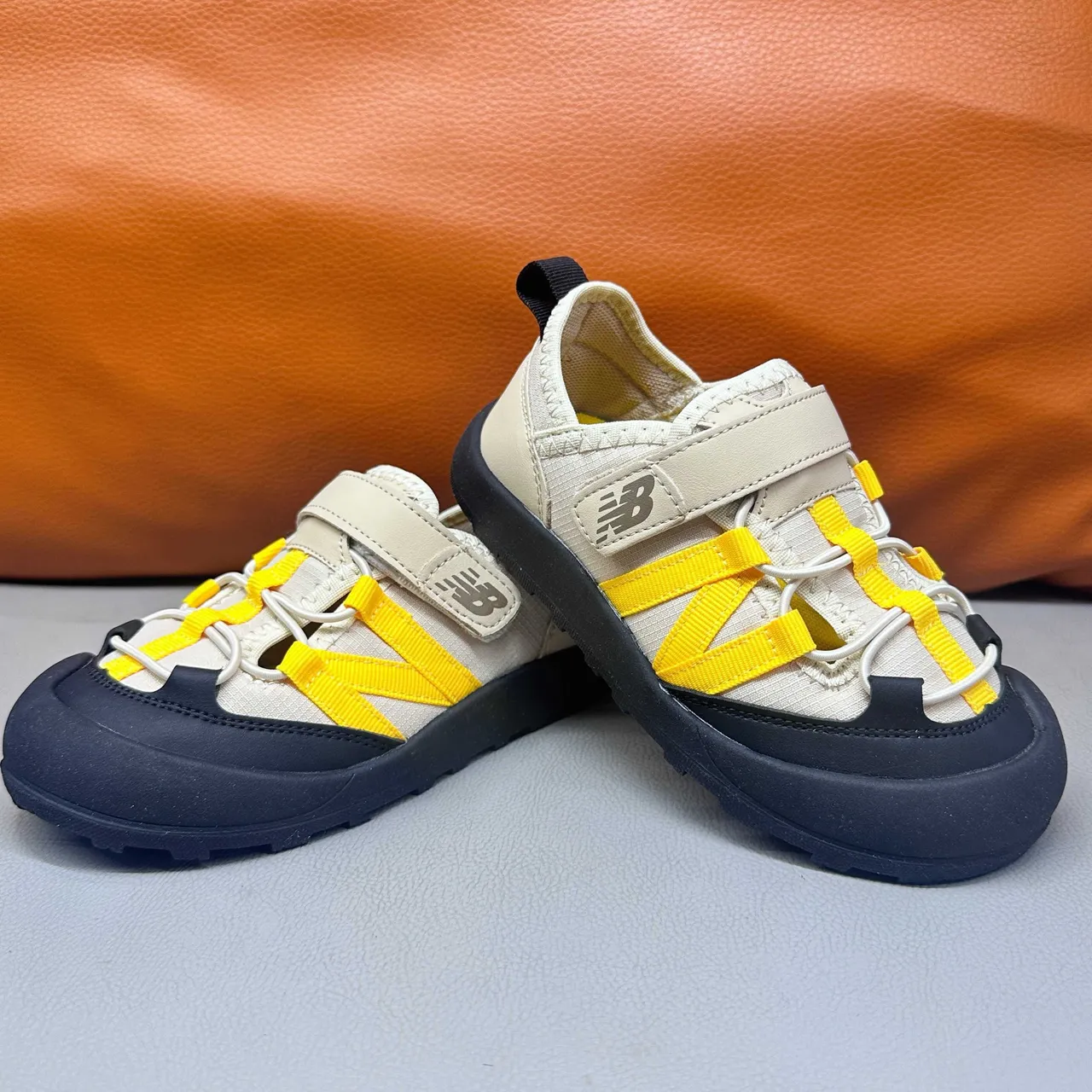 New Balance صنادل أطفال رمادي وأبيض كاجوال 10