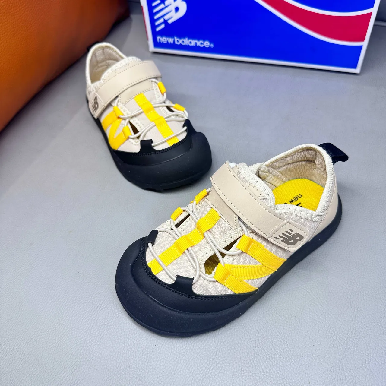 New Balance صنادل أطفال رمادي وأبيض كاجوال 11