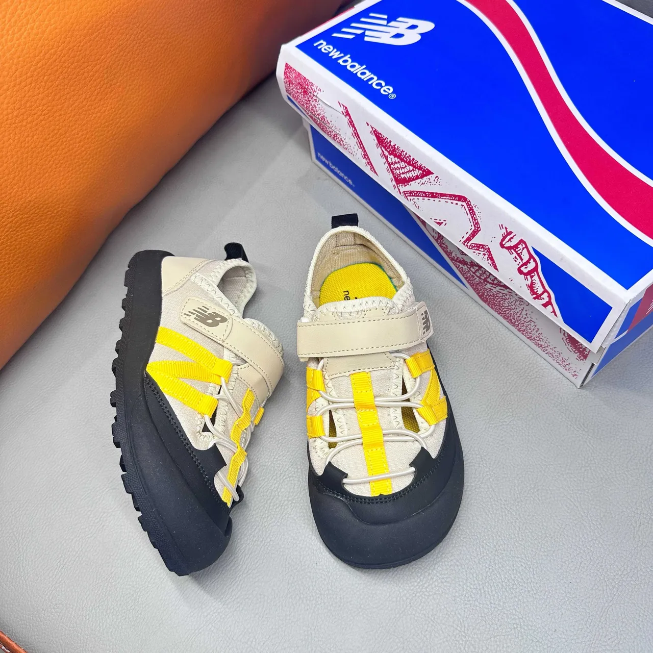 New Balance صنادل أطفال رمادي وأبيض كاجوال 12