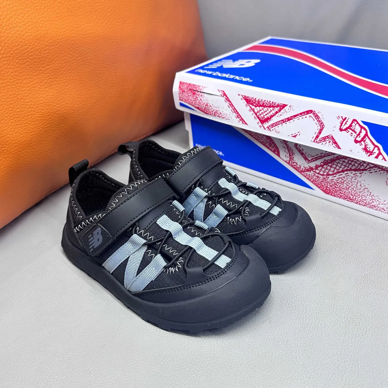 New Balance صنادل أطفال رمادي وأبيض كاجوال 13