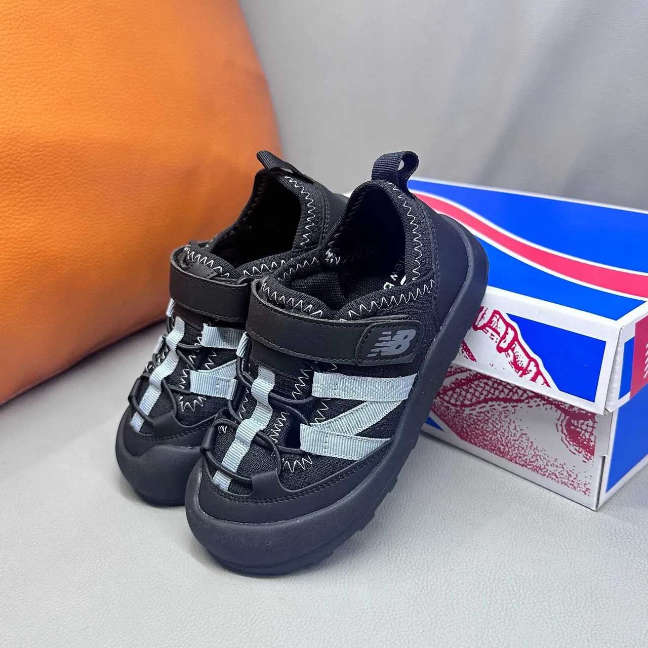 New Balance صنادل أطفال رمادي وأبيض كاجوال 14
