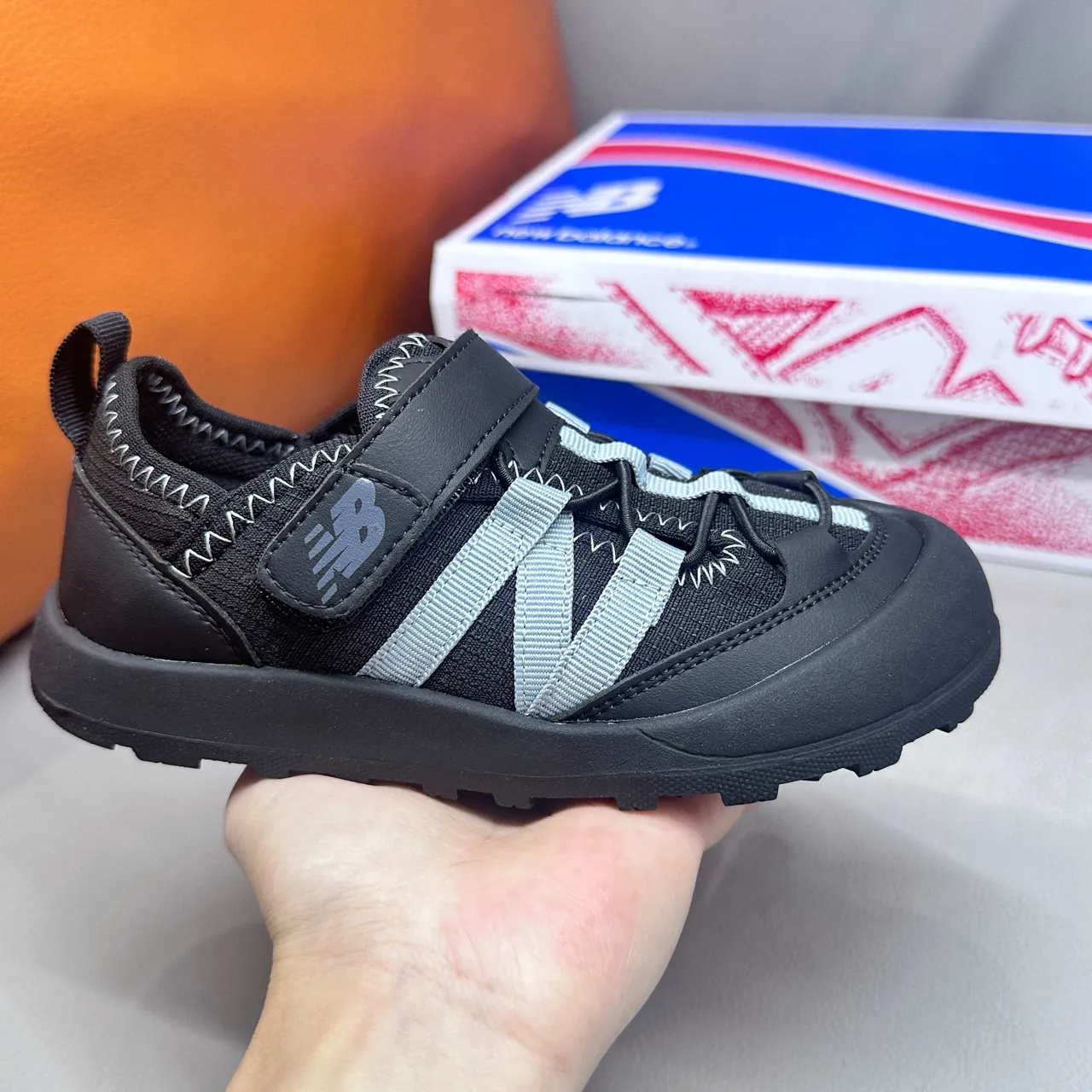 New Balance صنادل أطفال رمادي وأبيض كاجوال 15