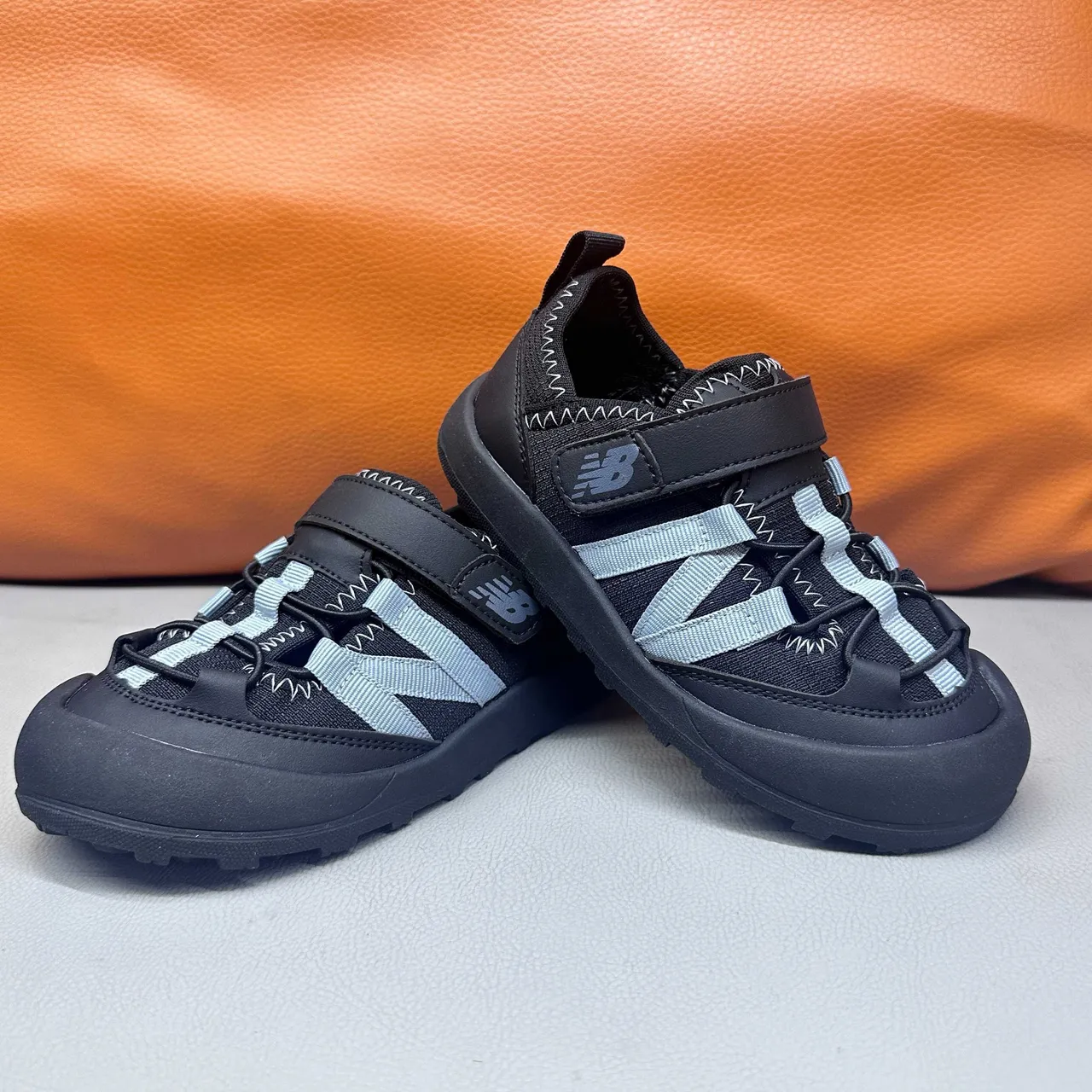 New Balance صنادل أطفال رمادي وأبيض كاجوال 16
