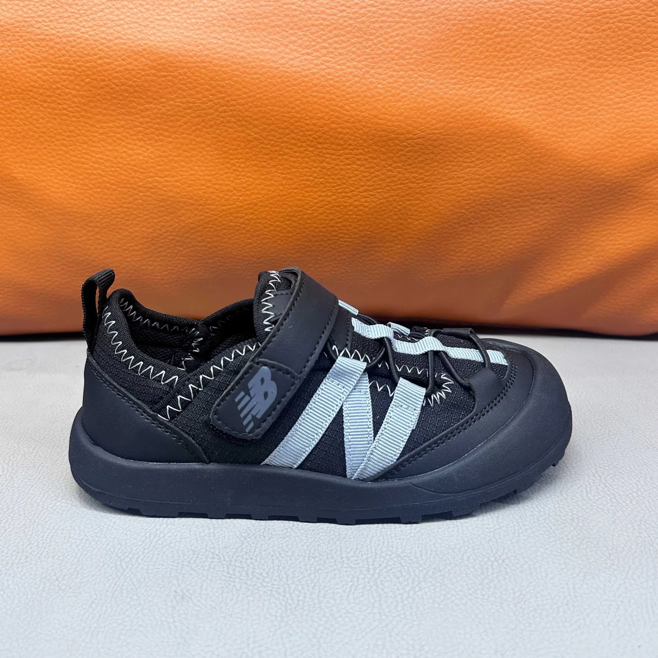 New Balance صنادل أطفال رمادي وأبيض كاجوال 17