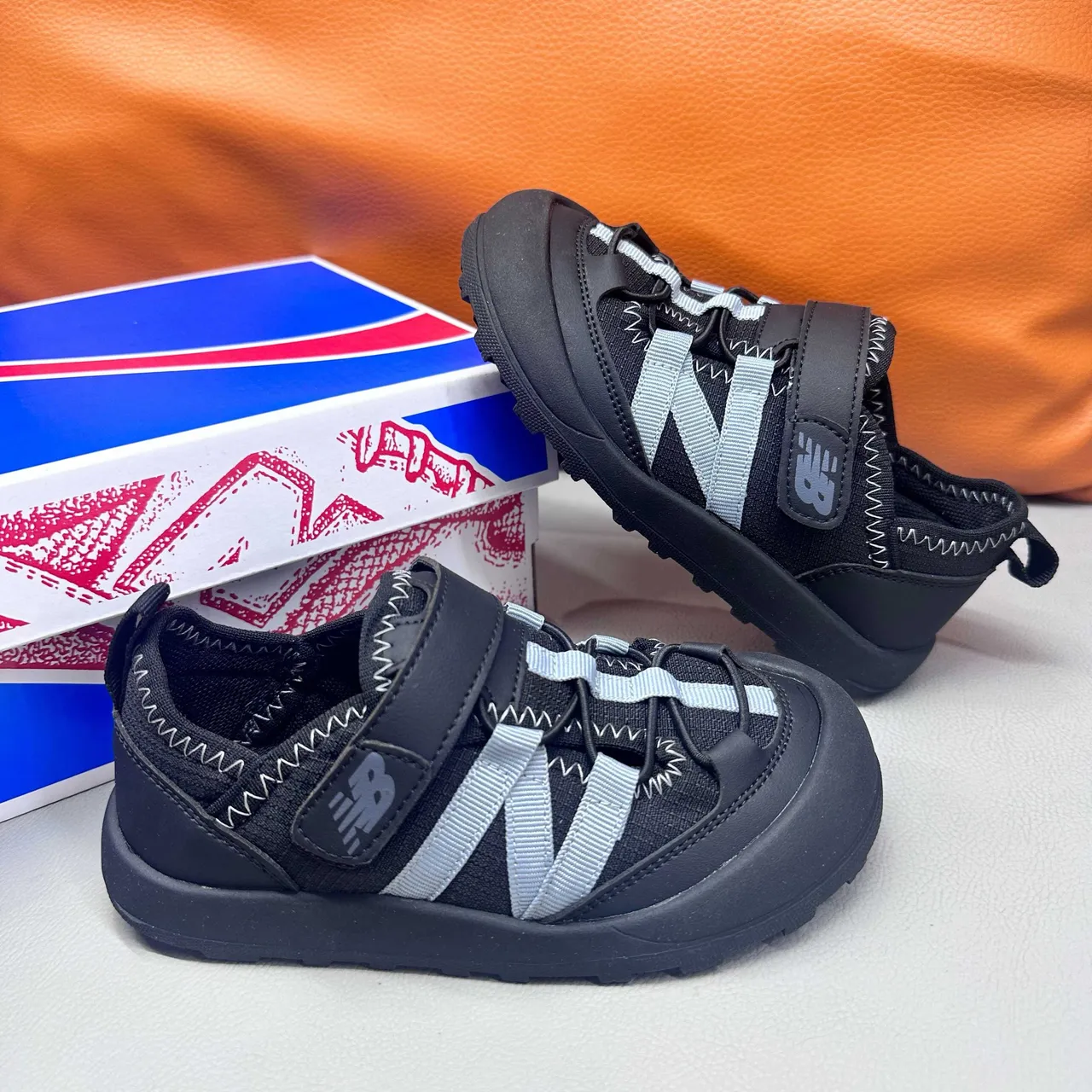 New Balance صنادل أطفال رمادي وأبيض كاجوال 18