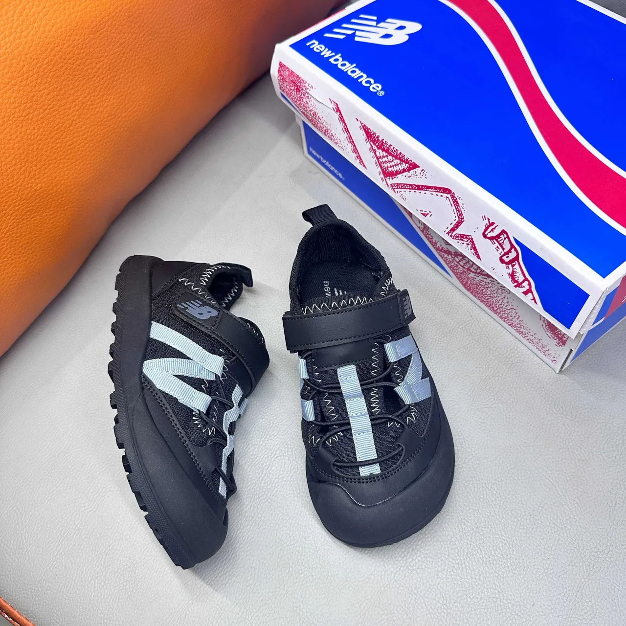 New Balance صنادل أطفال رمادي وأبيض كاجوال 19