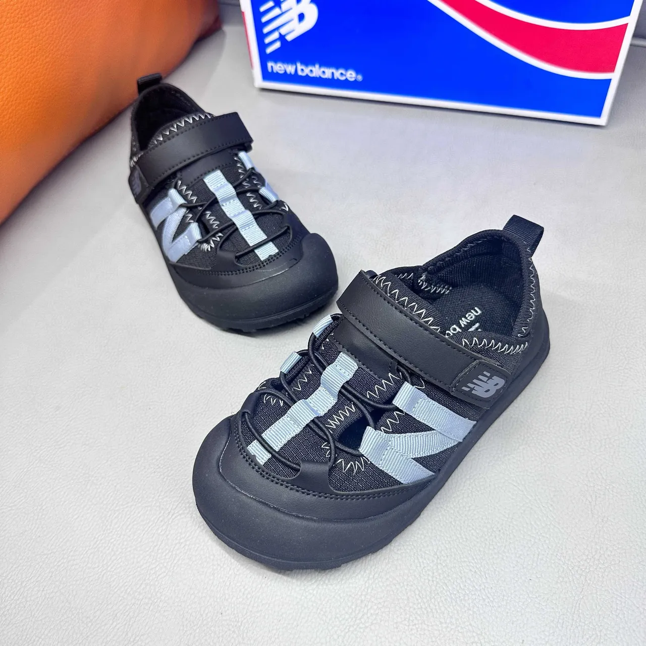 New Balance صنادل أطفال رمادي وأبيض كاجوال 20