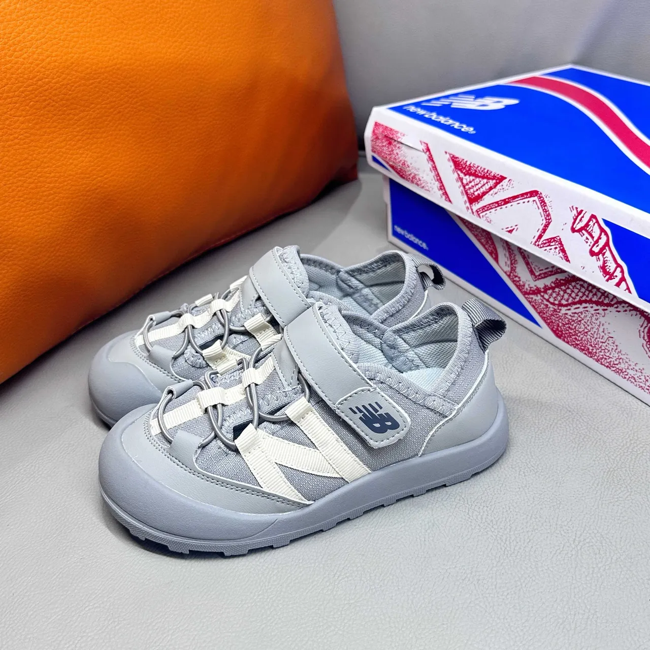New Balance صنادل أطفال رمادي وأبيض كاجوال 21