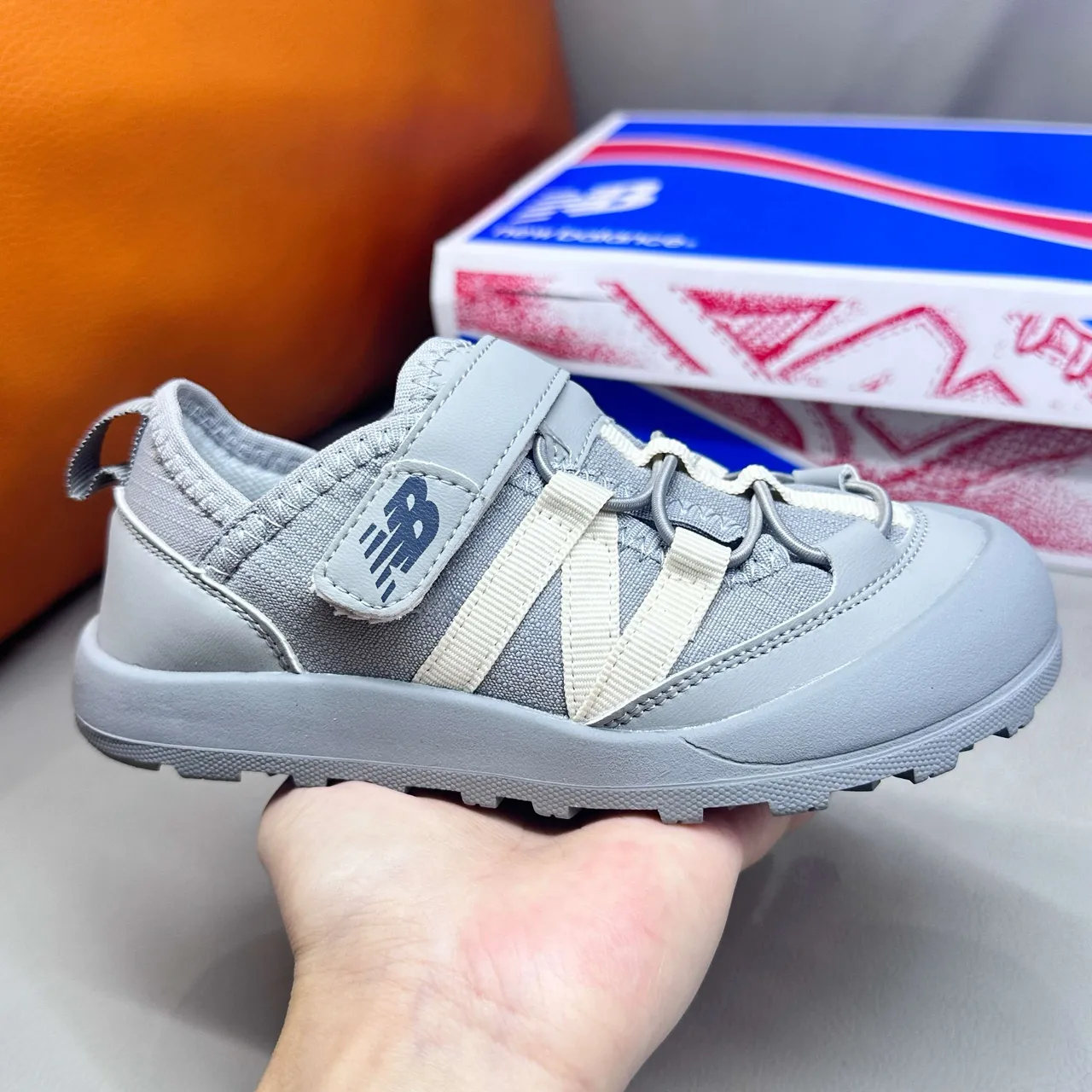 New Balance صنادل أطفال رمادي وأبيض كاجوال 22