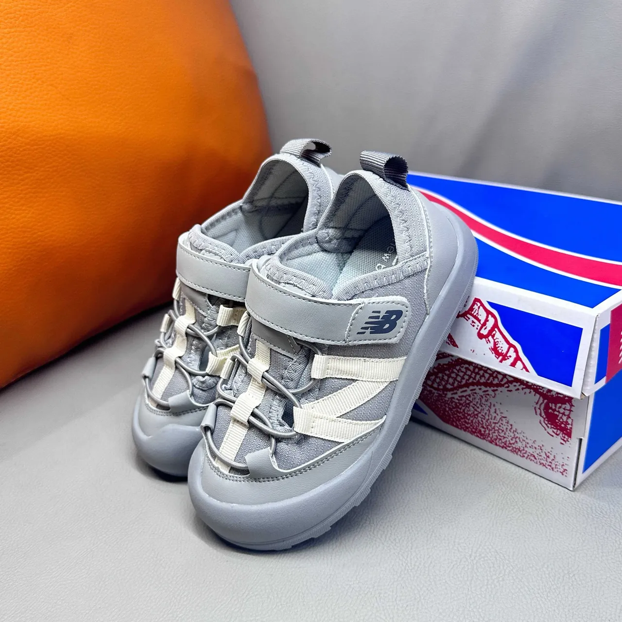 New Balance صنادل أطفال رمادي وأبيض كاجوال 23