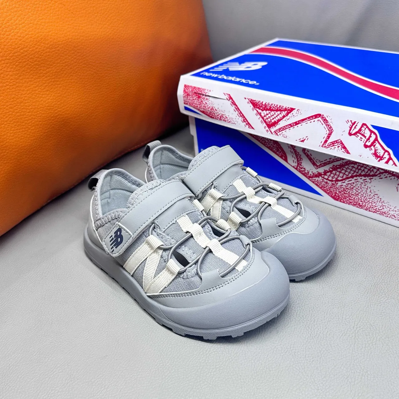 New Balance صنادل أطفال رمادي وأبيض كاجوال 24
