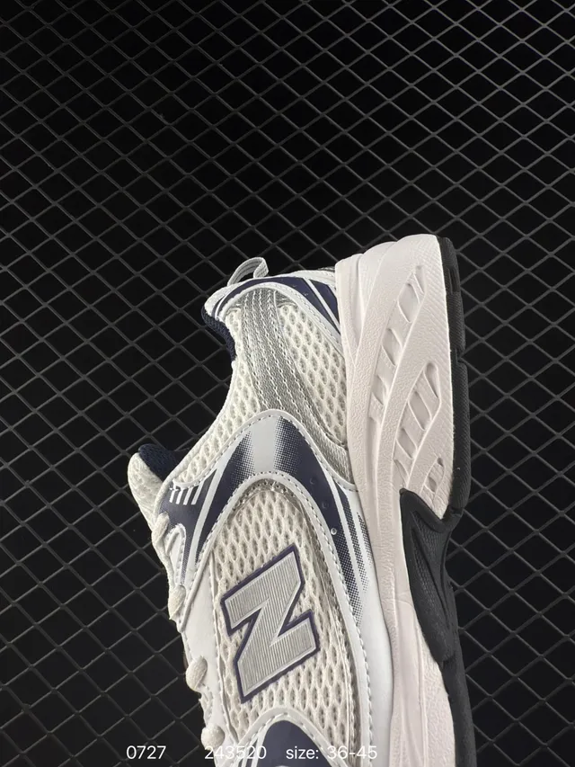 New Balance MR530 sneakers chunky blanches et navy 3