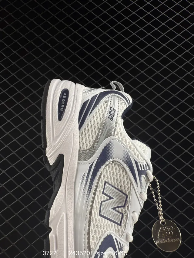 New Balance MR530 sneakers chunky blanches et navy 4