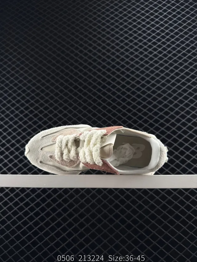 New Balance MS327 Zapatillas lifestyle beige y rosa con ribetes peludos 5