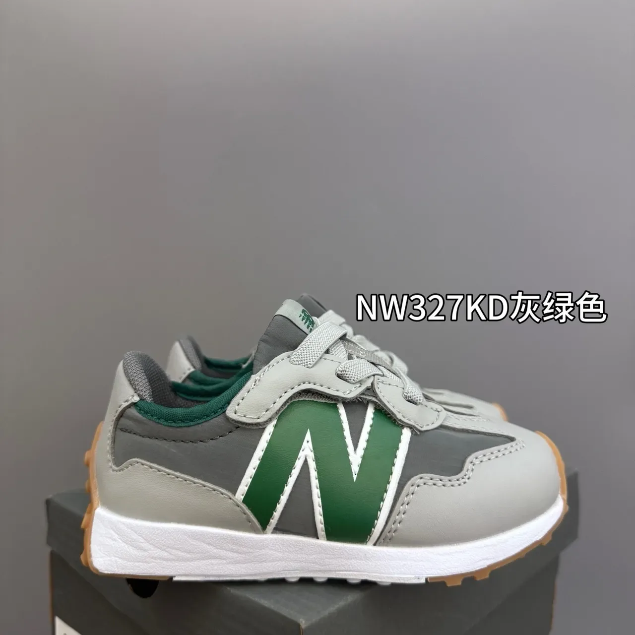 New Balance Sneakers lifestyle rose gris à collet bas et tige multicouche 13