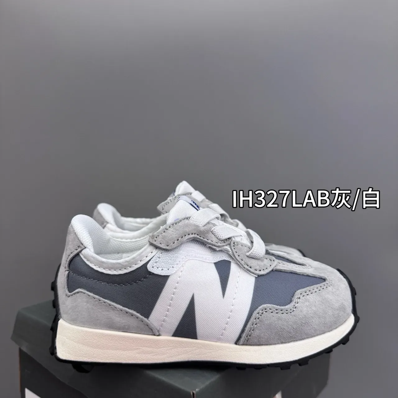 New Balance Sneakers lifestyle rose gris à collet bas et tige multicouche 14